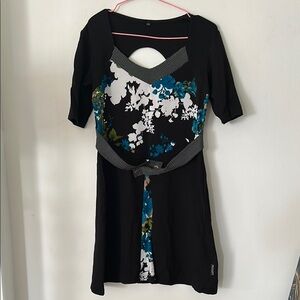 Rien ne se perd…tout se crée Floral Dress with Blue and White Accents Québec